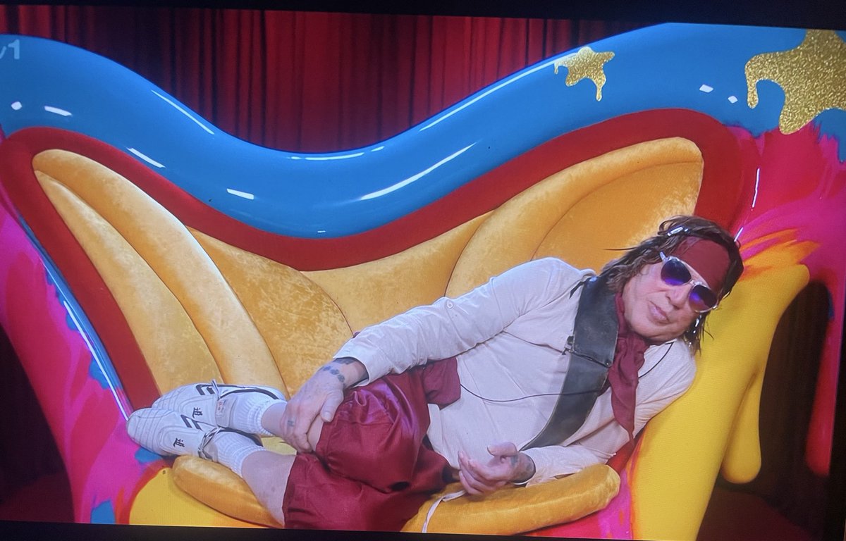 m0lli3ma3's tweet photo. me sleeping on my mates couch at the afters: #cbb #CBBUK https://t.co/phSsIWS724