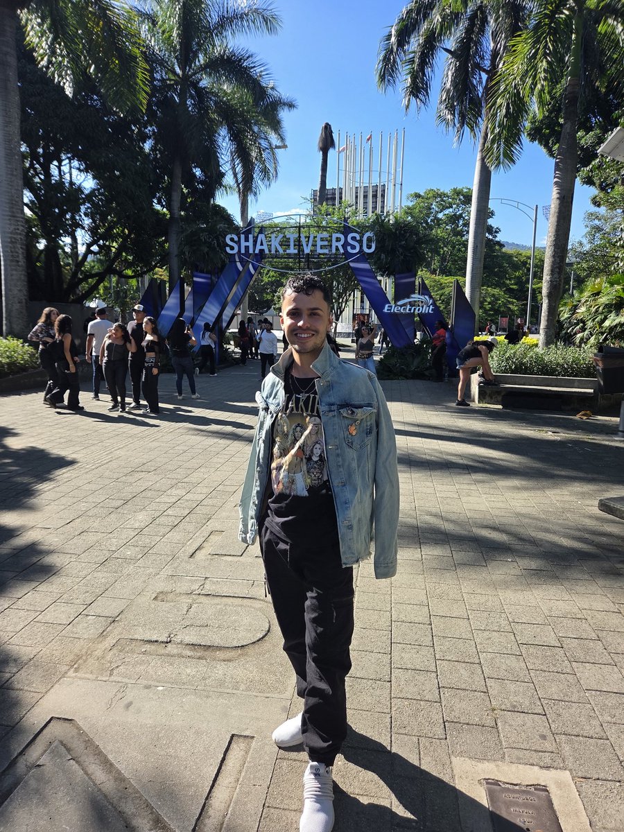 Santiroca918's tweet image. @shakira a minutos de ver que la Loba y cumplir mi sueño. #LMYNLWorldTourMedellin La emoción que tengo no tiene nombre