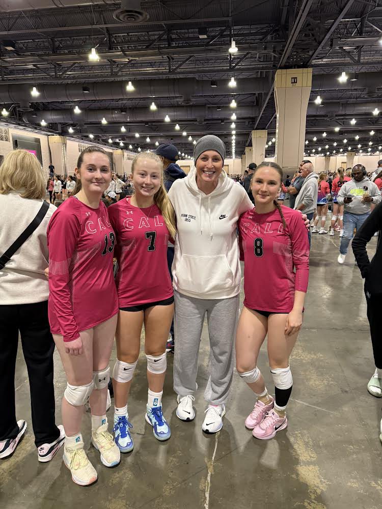 NCAA champion coach of Penn State, Katie Schumacher, hanging w 2 Firebirds (on the left of pic), Kelley White &amp; Peyton Gerth!!! How AWESOME!!! 🎉🎊🏐🎉🎊🌺🌷🌻🌺🌷🌻