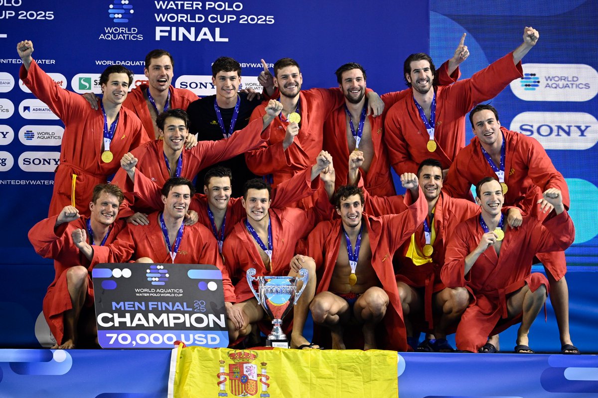 🤽🏼‍♂️La selección masculina de waterpolo se cuelga el oro en las World Cup Finals tras una final vibrante ante Grecia (14-16) 🥇

💪🏻Este oro es un paso firme hacia el gran objetivo del año: el Mundial de Singapur 🌍🏆

¡Orgullosos de este equipo!
¡Enhorabuena! 🔝🤩