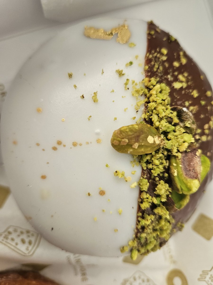 DTLVTOUR's tweet image. ilovesainthonore.com/menu. We'll tried the $10 Saint Honore Pistachio Dubai Chocolate Donut today and found out why the line was so long to get one.  Delicious! @DTLVTOUR @VitalVegas