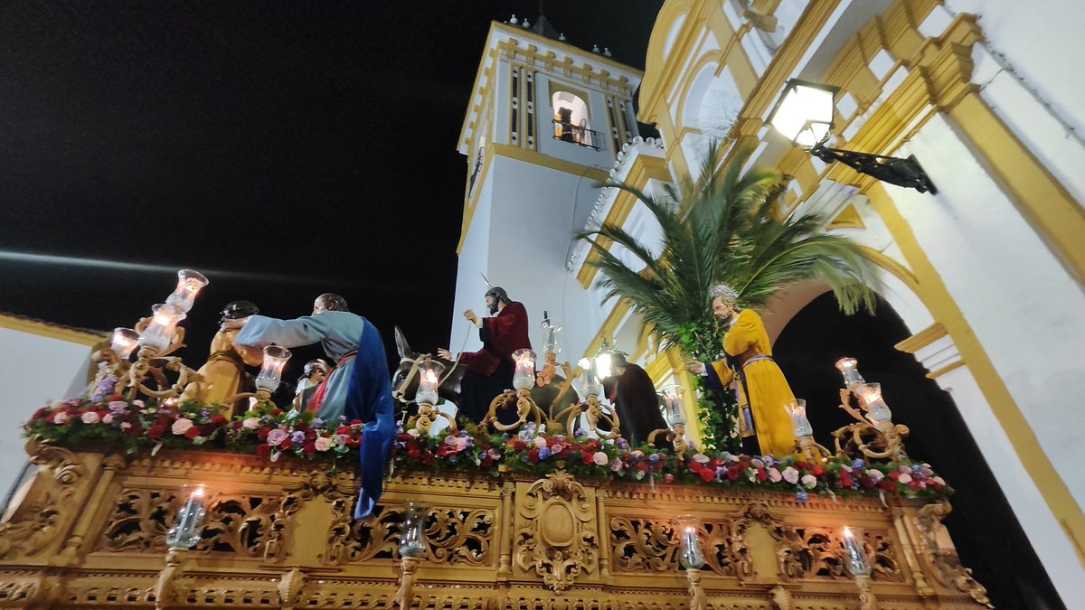 El Stmo. Cristo de la Salud se dispone a realizar la entrada en la parroquia, el señor a llevado su humildad, su amor allí donde los que más lo necesitan le han pedido su Salud.
#SaludyVictororia #LaBorriquita #DomingodeRamos #SsantaCoriadelRio25