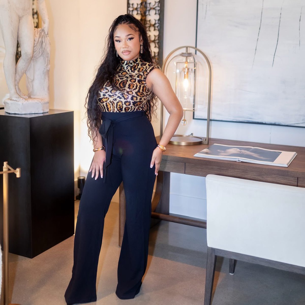 Pariskrush20's tweet photo. Secret deals are happening daily! Check the site or you’ll miss it!
Our Sitewide sale is happing now no code needed shop now 
https://t.co/Pz0Tz99h9d 
#shopnow #onlineboutique #bossychicvibes https://t.co/HebK4Oo58R