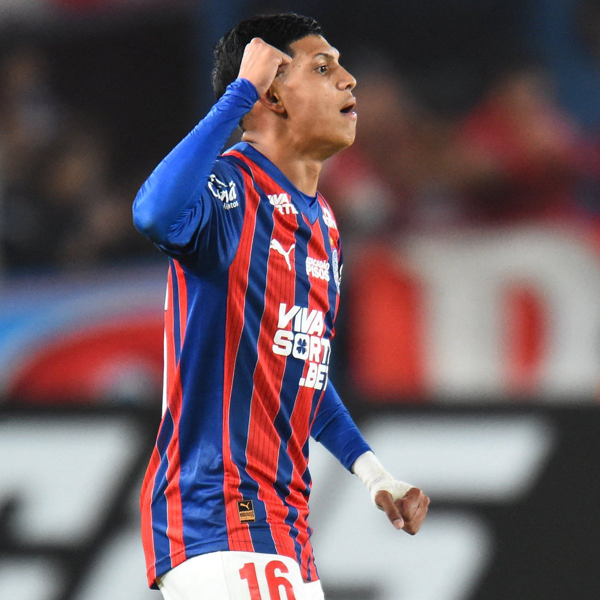 DataFutebol's tweet photo. Em 2021 o Erick Pulga tava na Série D. Hoje é destaque num time da Série A, fazendo gols em Libertadores e Brasileirão.

Agora eu vou fazer uma provocação; Ele deu esse salto, muito pelo desempenho nos estaduais.

Cortar e acabar com os estaduais, proibiria ou dificultaria muito novos Erick Pulga’s no futebol brasileiro. Muitos jogadores que hoje são titulares, tiveram o seu começo nos Estaduais. 

Será que ACABAR com os Estaduais, é mesmo a solução?