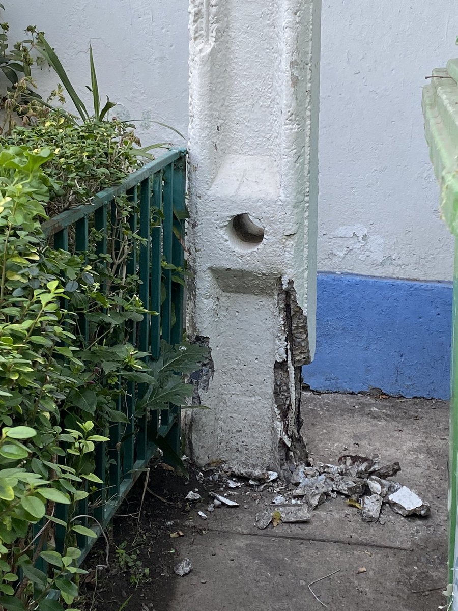 Hemos hecho la denuncia a <a href="/Enel_Informa_CL/">@Enel_Informa_CL</a> <a href="/EnelChile/">Enel Chile</a> que este poste de luz puede caerse en cualquier minuto, amenazando la vida de los habitantes. No han hecho nada. Es hora que <a href="/Muni_Stgo/">Santiago</a> haga algo