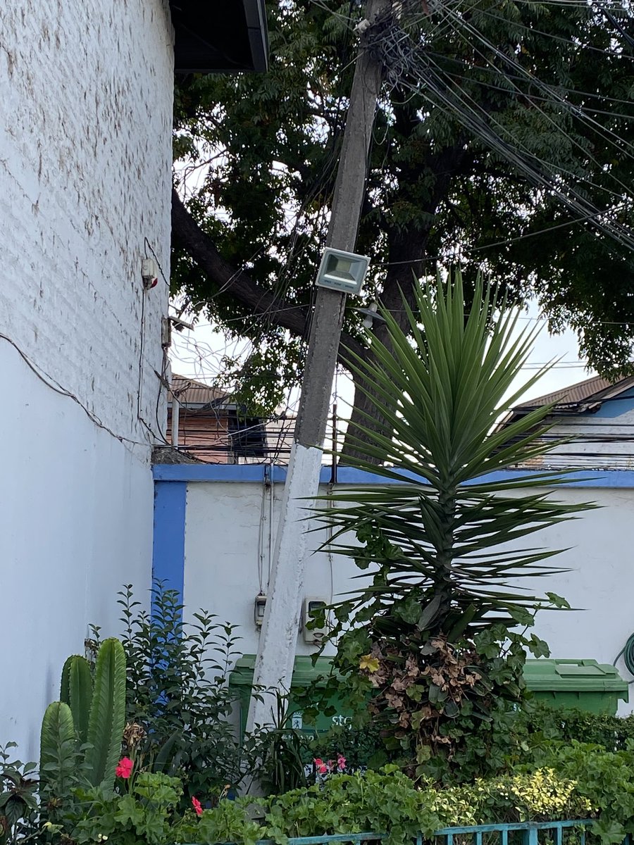 TatiLorca's tweet photo. Hemos hecho la denuncia a @Enel_Informa_CL @EnelChile que este poste de luz puede caerse en cualquier minuto, amenazando la vida de los habitantes. No han hecho nada. Es hora que @Muni_Stgo haga algo https://t.co/rEBepcOxYo