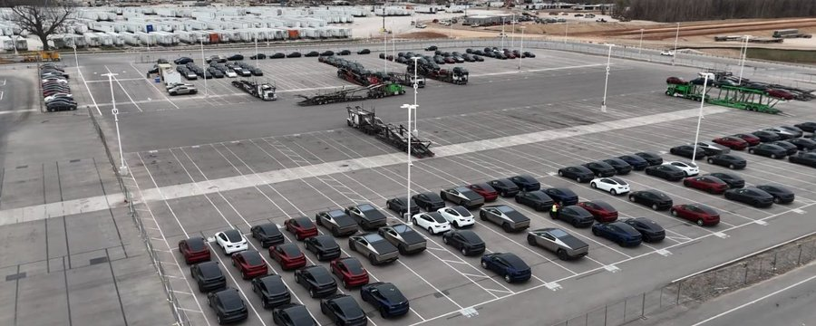MarioNawfal's tweet image. TESLA DOMINATES U.S. EV SALES IN Q1 2025

Tesla’s Model Y and Model 3 remained the top-selling EVs in the U.S. during the first quarter, with 64,051 and 52,520 units sold, respectively.

Despite a year-over-year drop for the Model Y, the Model 3 saw a 70% sales jump, while the…