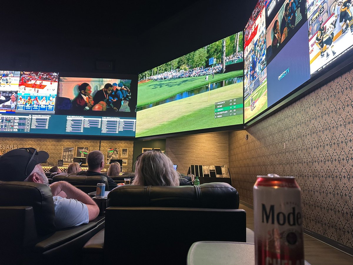 Barney Shynkaruk (@bshynk) on Twitter photo What a place to be watching this unfold. 
๐ณ
๐๐ผ 
๐ฆ
๐ฐ
Elbows where they should be. 
๐ What a place to be watching this unfold. 
๐ณ
๐๐ผ 
๐ฆ
๐ฐ
Elbows where they should be. 
๐