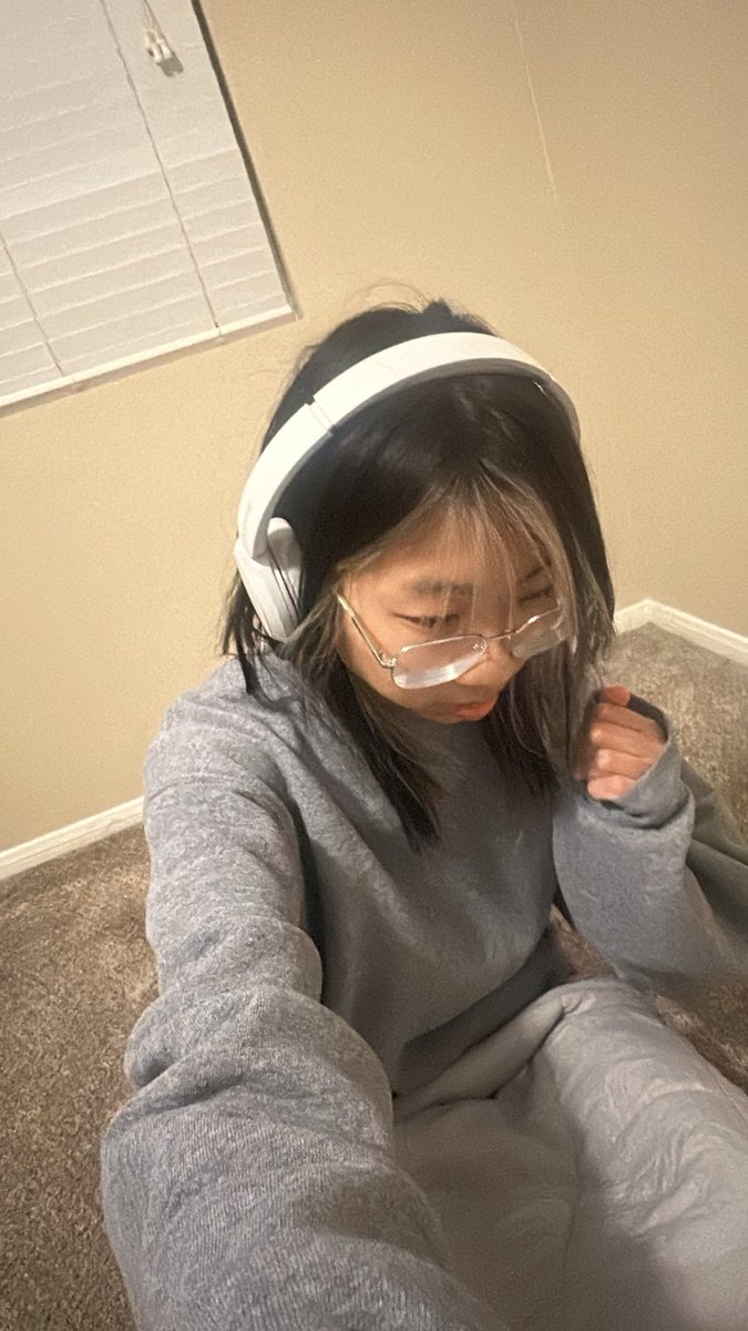My pc won’t be here until tomorrow night 💔 no gaming tonight and no 6am editing sesh for me tomorrow , moving sucks!! Expect a stream maybe mid week from me though