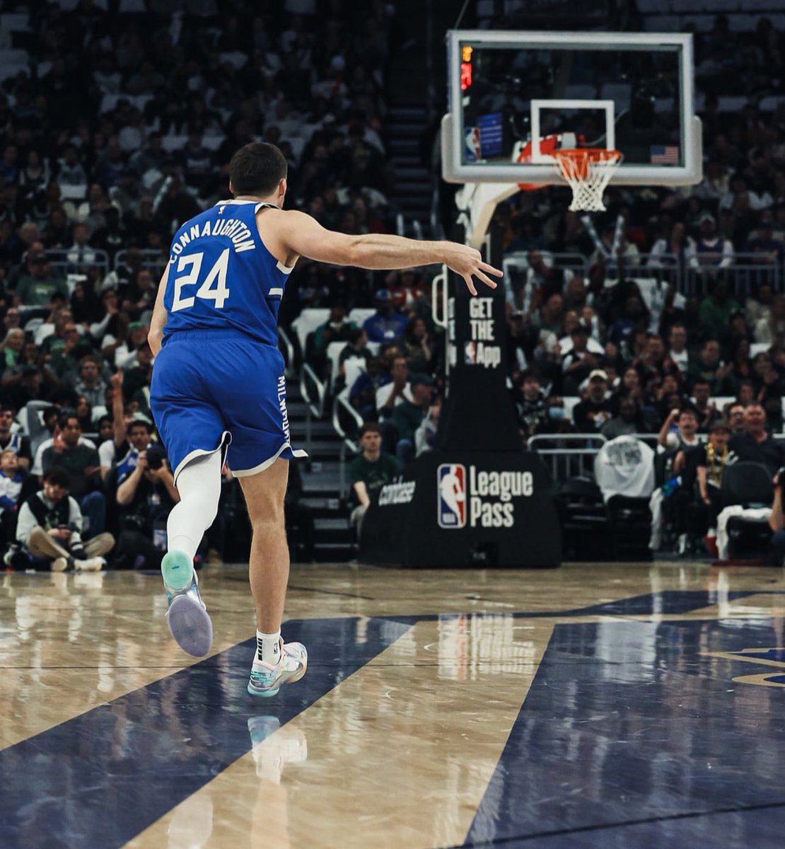 MiddlesexMagic's tweet image. Magic alum Pat Connaughton ERUPTED for a career high 43 points!! PC finished the game with 43/11/5 to lead the Bucks to victory! 

He becomes only the 4th player in Bucks history to record a 40/10/5 game joining Giannis, Kareem and Kris Middleton!  

#MagicFamily #MagicInTheNBA