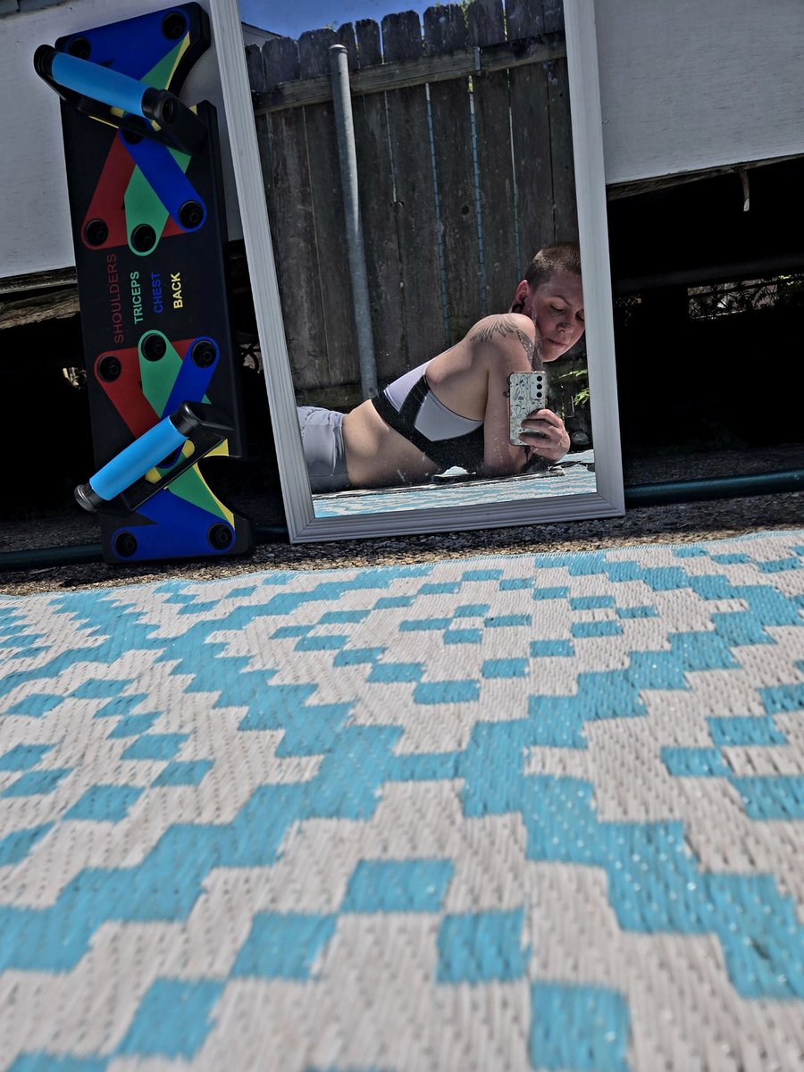 Suns out, buns… mostly behaving.
Mirror workouts hit different when the view’s this good.

#FitTease #MirrorPlay #BackyardGains #AltFit #SoftDomVibes #WorkoutBaddie #TattedAndTough #FindomFitness