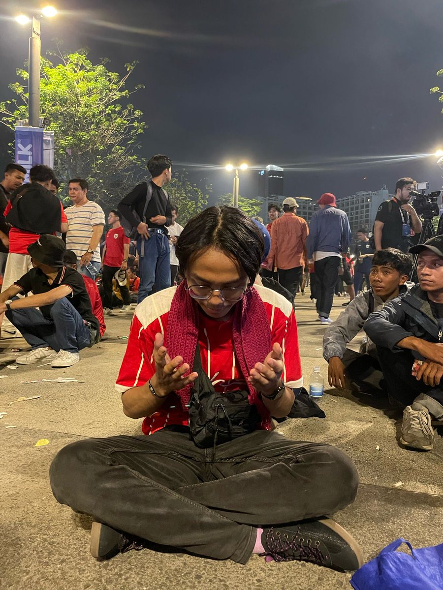 baubumbu's tweet photo. "Semoga Abang calo tiket timnas senantiasa diberikan kesehatan, keberkahan usia, kebahagiaan, kesuksesan dan selalu dalam lindungan oleh Allah SWT. Aamiin" https://t.co/VJ9doE1ddQ