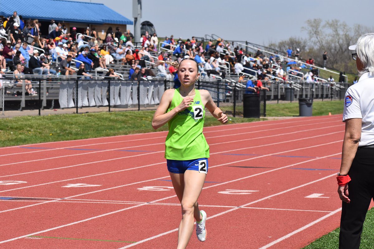A great day at Summa yesterday! 3rd place as a team and big wins in the 200m, 1600m, &amp; 800m. 💚💙