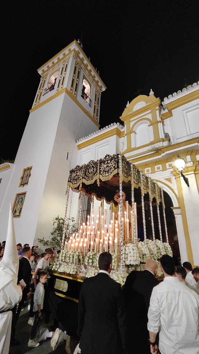 María Stma de la Victoria se encuentra en las puertas de la Parroquia de Ntra. Señora de la Estrella, últimos compases del Domingo de Ramos
#SaludyVictororia #LaBorriquita #DomingodeRamos #ssantacoriadelrio25