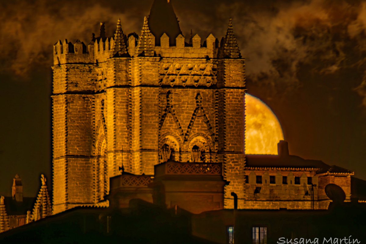 VentanasDelCiel's tweet photo. La luna asomando tímida tras la Catedral de #Ávila  y dando paso a la #SemanaSanta  @CyLEsVida https://t.co/DLqIQwSP6T