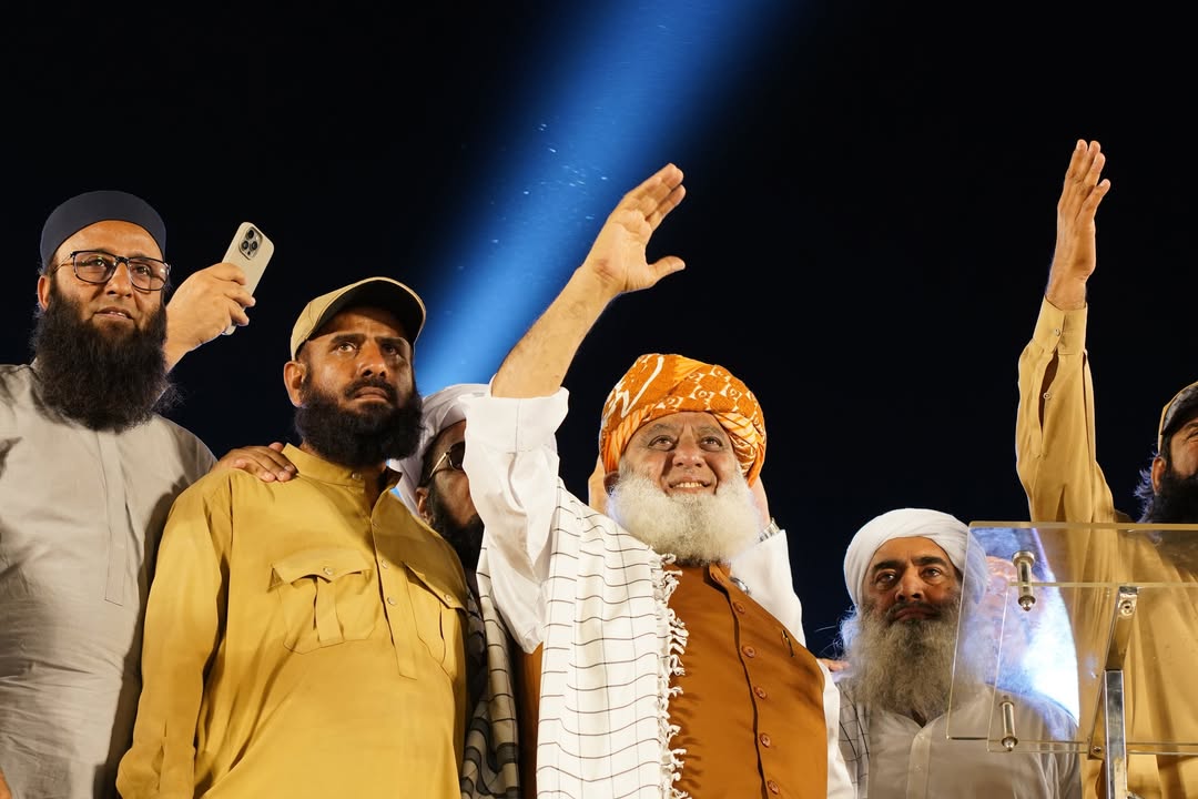 ajnasir's tweet photo. #اظہار_یکجھتی
جمعیت علماء اسلام پاکستان(#JUIP) کے تحت شاہراہِ قائدین کراچی میں عالمی سامراج کے پالتوں جارحیت کے خلاف اور #غزة کے مظلوم عوام سے اظہار یکجھتی کے لیے ہزاروں افراد "#إسرائيل_مردہ_باد_ملین_مارچ" میں شریک تھے۔
یقیناً جمعیت @juipakofficial نے کافی بڑا اجتماع کیا اور #فلسطینیوں سے اظہار یکجھتی کے اس پروگرام کی کامیابی پر قابل مبارکباد ہیں۔ مولانا @MoulanaOfficial نے 27 اپریل کو مینار پاکستان پر اسی عنوان پر ملین مارچ کا اعلان کیا ہے۔
قائد صحافت سردار عامر خان کے ساتھ ہم بھی میڈیا گیلری میں موجود تھے۔
#JuiMillionMarch4Gaza