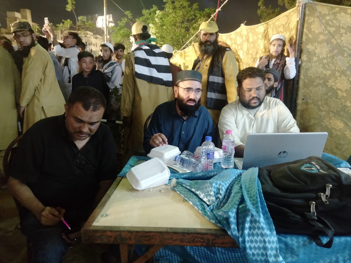 ajnasir's tweet photo. #اظہار_یکجھتی
جمعیت علماء اسلام پاکستان(#JUIP) کے تحت شاہراہِ قائدین کراچی میں عالمی سامراج کے پالتوں جارحیت کے خلاف اور #غزة کے مظلوم عوام سے اظہار یکجھتی کے لیے ہزاروں افراد "#إسرائيل_مردہ_باد_ملین_مارچ" میں شریک تھے۔
یقیناً جمعیت @juipakofficial نے کافی بڑا اجتماع کیا اور #فلسطینیوں سے اظہار یکجھتی کے اس پروگرام کی کامیابی پر قابل مبارکباد ہیں۔ مولانا @MoulanaOfficial نے 27 اپریل کو مینار پاکستان پر اسی عنوان پر ملین مارچ کا اعلان کیا ہے۔
قائد صحافت سردار عامر خان کے ساتھ ہم بھی میڈیا گیلری میں موجود تھے۔
#JuiMillionMarch4Gaza