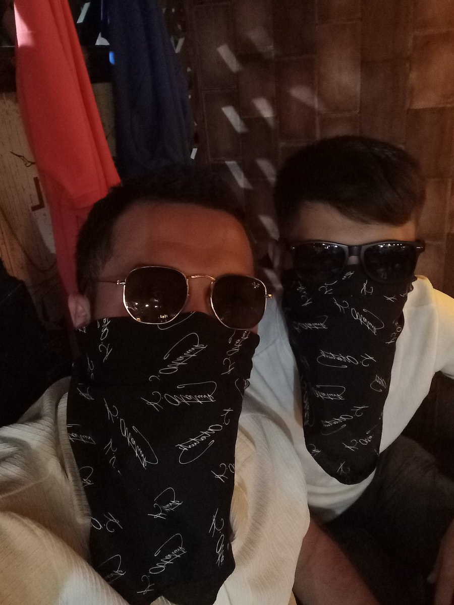 Bizim yolumuz dikenli ayağını seven gelmesin.