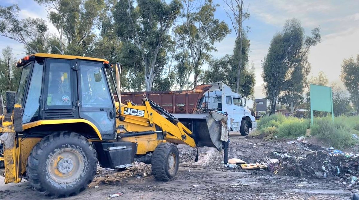 Fin de semana de trabajo intenso en Bahía.

Nuestros equipos continuaron con tareas de limpieza en distintos puntos de Bahía, reacomondaron calles que la lluvia del viernes volvió a complicar; y repasaron desagües y fortalecieron terraplenes, pensando en las lluvias que vienen.