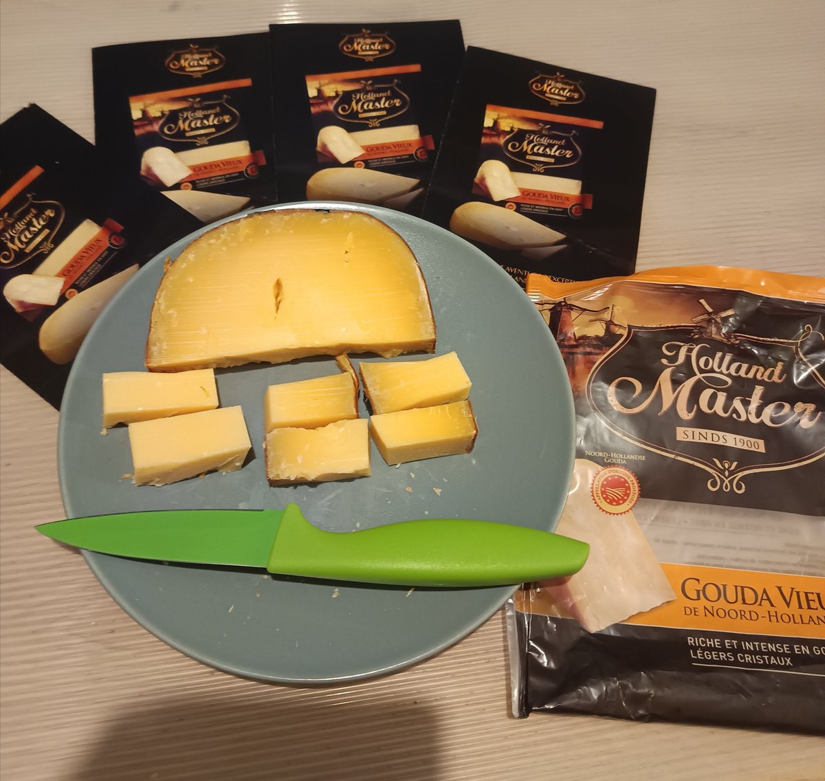 TestMaquillage's tweet photo. Nouveau test fromage :
Gouda vieux Holland master 
Une note de caramel.
Une goût riche en aromatiques.

#trndfrance
#produitoffert
#HollandMaster
#GOUDAHOLLANDMASTER https://t.co/x62e9dG485