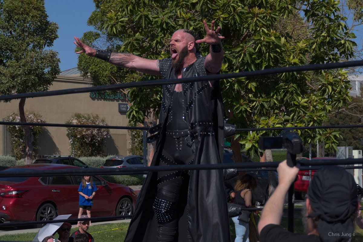 Alex Ace is one huge dude.
#FullQueer <a href="/RealAlexAce/">“The Anomaly” Alex Ace - アレックス　エース 🎗</a>