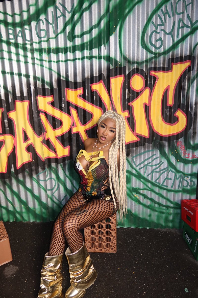 Stalk_Ashley's tweet photo. 90’s Badgyal ❤️💛💚 https://t.co/EIPEr3oTWj