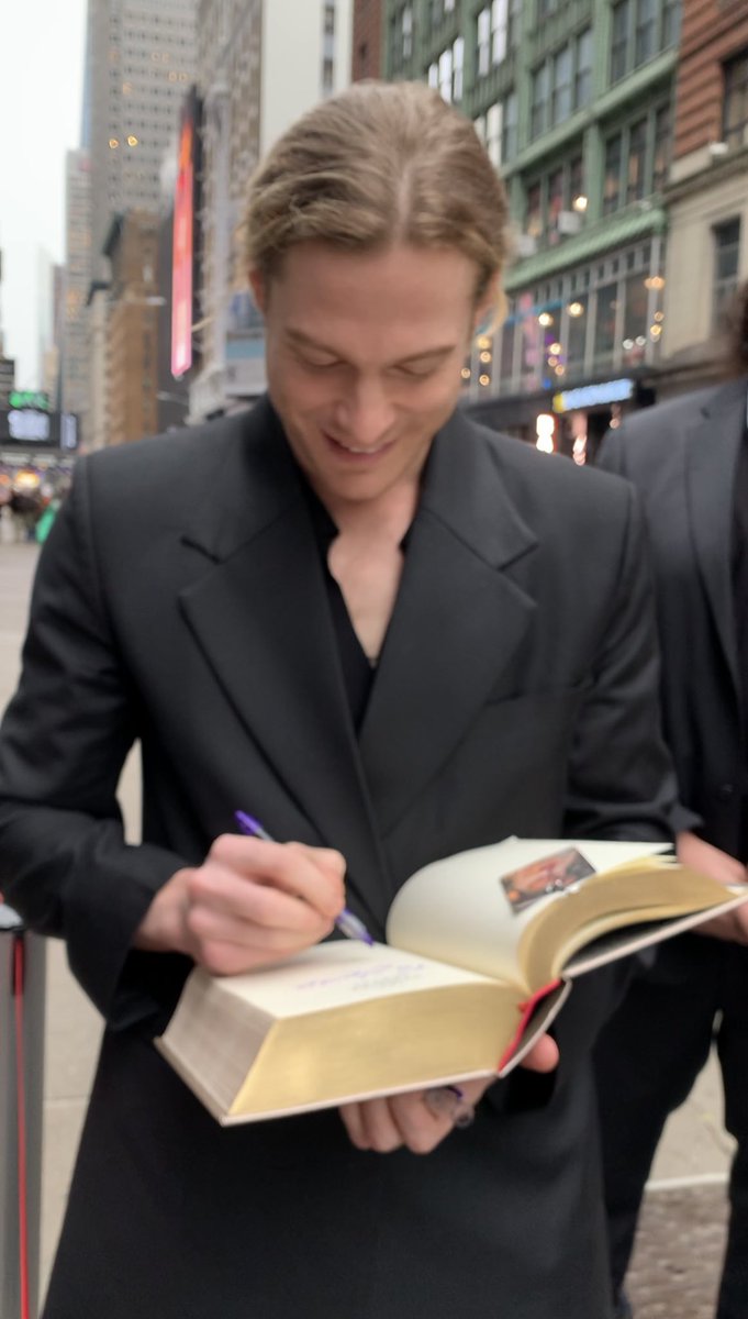 ewansmitchell's tweet image. sam signing my book 🫶 (video screenshots)