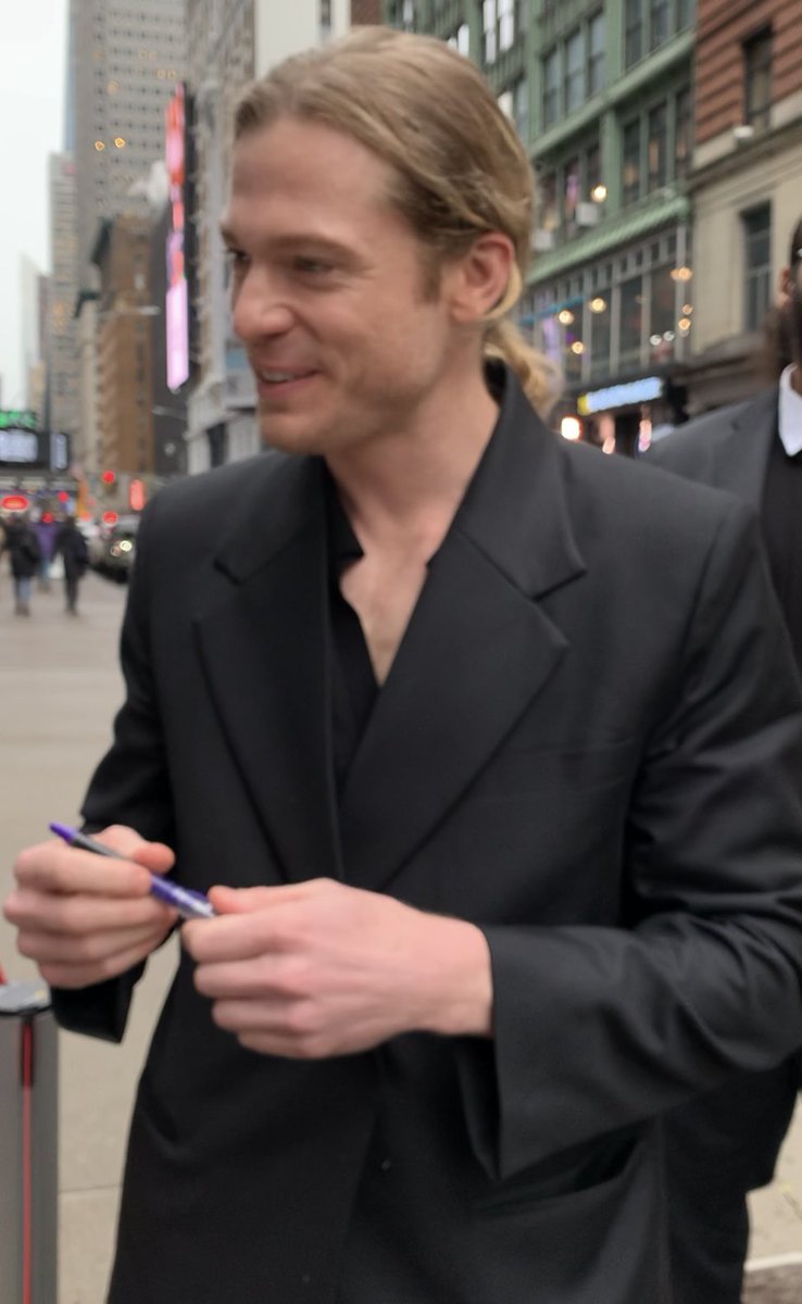 ewansmitchell's tweet image. sam signing my book 🫶 (video screenshots)