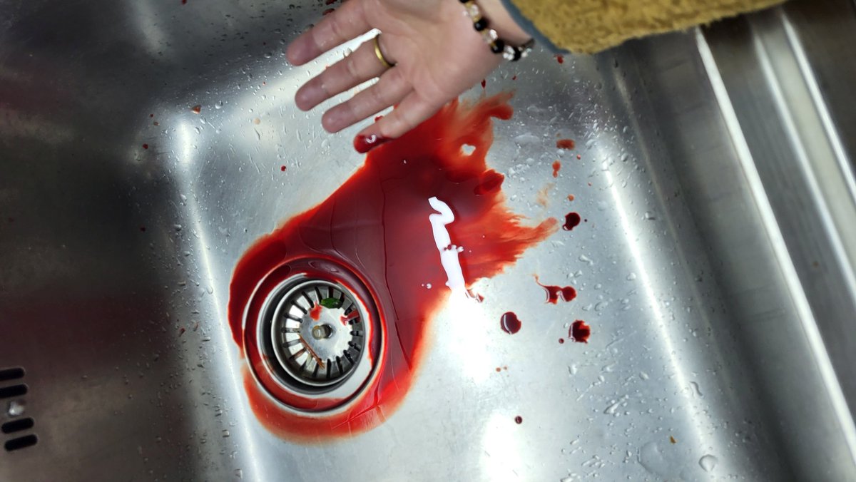 lufezare89's tweet image. Toda una vida lavando los platos de manera manual y nunca me corte , hace una semana me cambie de casa y tiene lava vajillas.... hoy  la 2 vez que la uso me corte sacando los platos secos .... toma tu visita a urgencias y toma tus 4 puntos.
Mi mayor peligro .. soy yo misma #joder