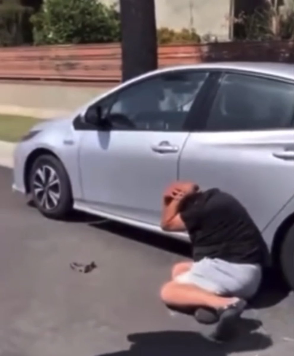 我研究了半天仔细观察
在阳光影下的盲三
哪一件衣裤是名牌？
拖鞋是什么名牌？

我只看到唯一的名牌就是“盲三抱头动作”
抱头是最佳防守是盲三名牌