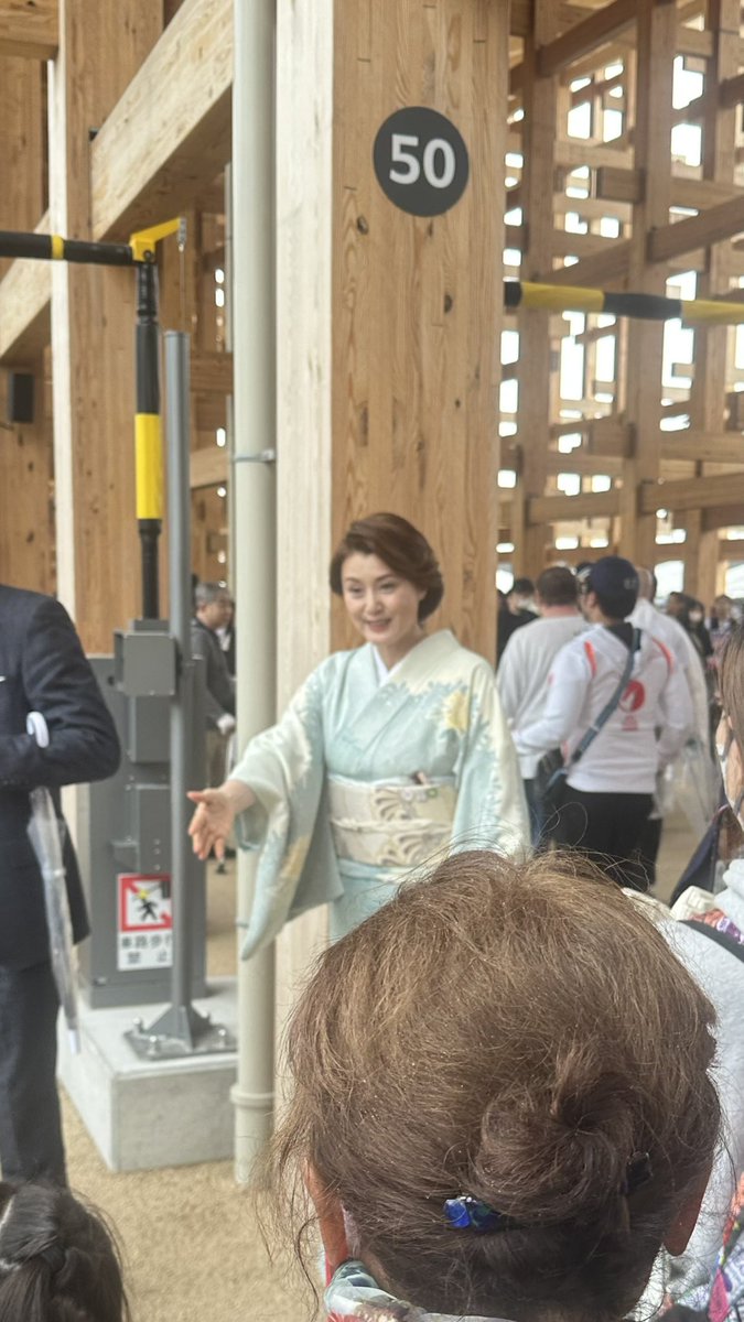 ile_des_Pin's tweet photo. おはようございます！

今日も早起き、ストレッチ、筋トレ、ウォーキング、中国語勉強、文字練習達成！

昨日万博へ行きました！

学びが多く、楽しい場所だ！
人が多さ、雨と寒さで
快適とはいえなかったが、
逆にこうすれば良かったのにと
アイデアも出た。

藤原紀香に出会えたのが記念になった https://t.co/TZlW30QO9c