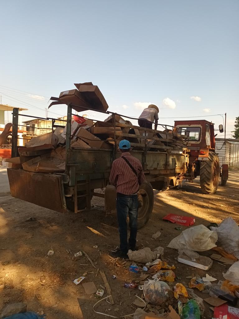 MiriamSnch91139's tweet photo. La UEBR de materias primas de cabaiguan en plena jornada hoy recuperando cartón a costo cero después de terminada las actividades festivas
#CabaiguanRecicla #SanctiSpiritusEnMarcha @ArbolayFreddy 
@DeivyPrezMartn1 @JorgeLTamayoD https://t.co/XyBlqpiEEU