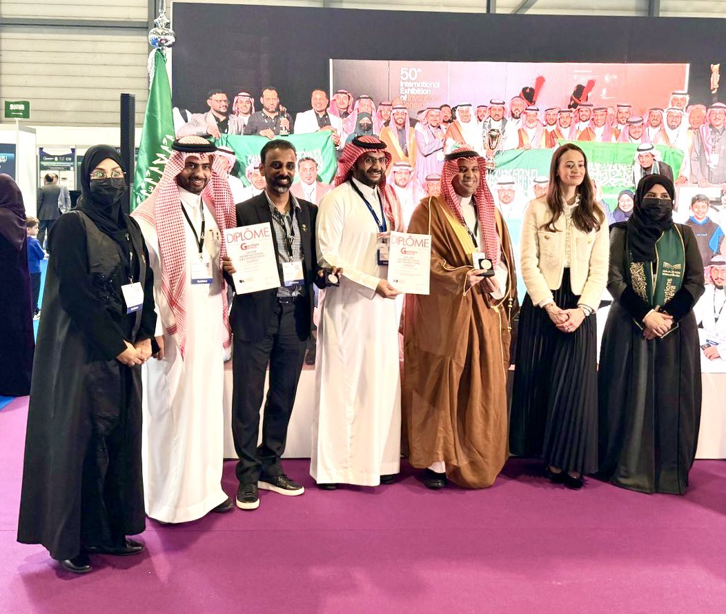 Dr_Anwar's tweet image. أختتمت اليوم فعاليات #معرض_جنيف_الدولي_للاختراعات بمشاركة سعودية مشرفة ولله الحمد رفعنا فيها إسم الوطن بين 35 دولة مشاركة.
وقد أكرمني الله بتحقيق الميدالية الفضية على اختراعي المتعلق بغرسات تقويم الأسنان
شكراً @JazanUniversity
شكراً @moe_gov_sa
شكراً يا وطني🇸🇦
شكرا قيادتنا💚
