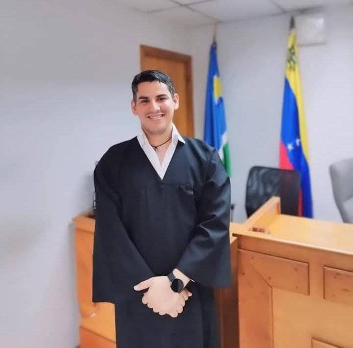 🚨 <a href="/FundehullanVzla/">Fundehullan Vzla</a> son +  de 57 horas de la injusta detención del abogado DDHH Franyer José Hernández en Guanare #Portuguesa el #10Abril por  funcionarios de la (PNB) . 

La irrupción sin orden judicial en su residencia, el amedrentamiento de su familia y la confiscación de