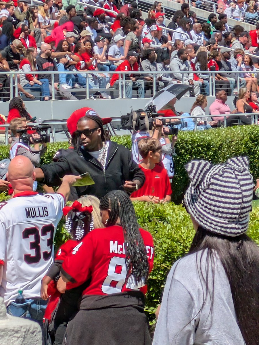 Natdavewilliams's tweet image. My oldest boys and I had a blast at G-Day. A low-key way for these budding Dawg fans to get the Sanford Stadium experience.
My takeaway: No one enjoys being a Dawg more than Brett Thorson. He was super active on the sidelines— waving at fans and talking with everyone around him.