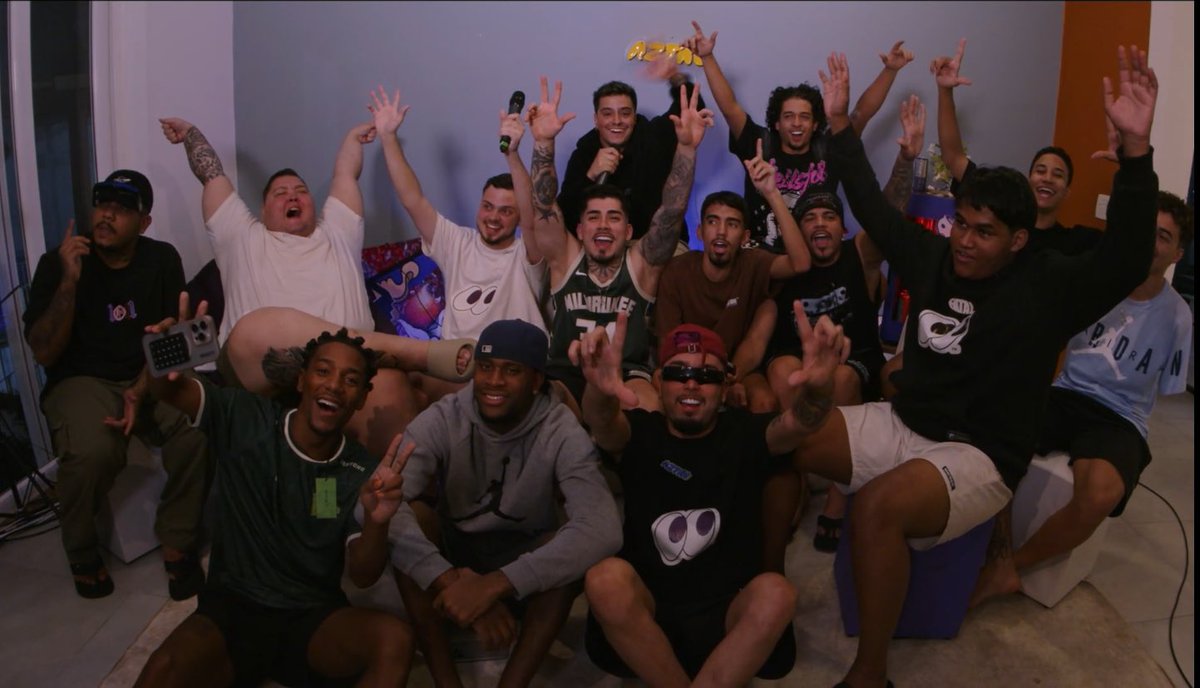 gabysxiss's tweet image. esses 7 dias foram INCRÍVEIS. amei passar essa semana dormindo e acordando assistindo vcs. foi diversão do início ao fim, risada toda hora, diversas frases criadas e convidados maravilhosos. vcs fizeram esses dias serem os melhores! te amo @loud_victor , obrigada por essa live 🫶🏽