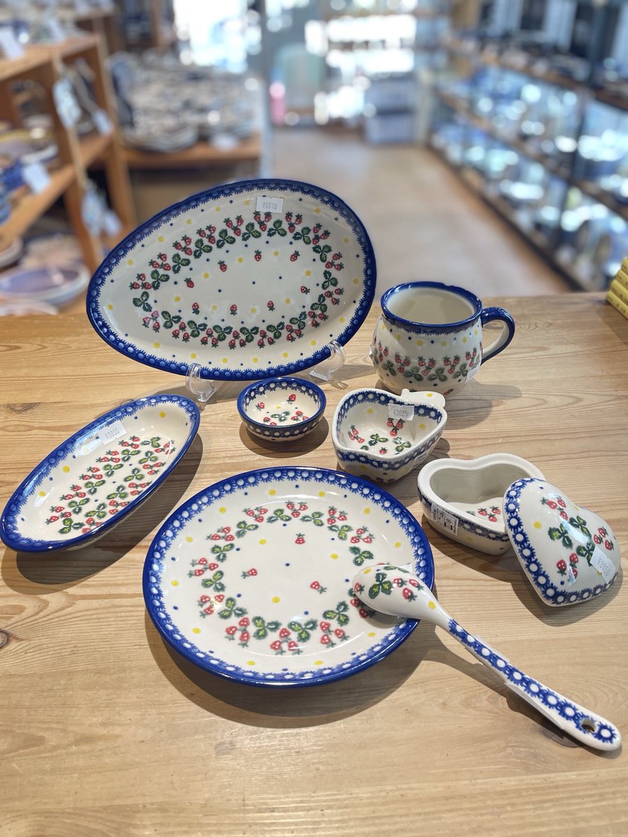 自由が丘直営店。 VENA社のいちご柄。 つぶつぶしたいちご🍓が