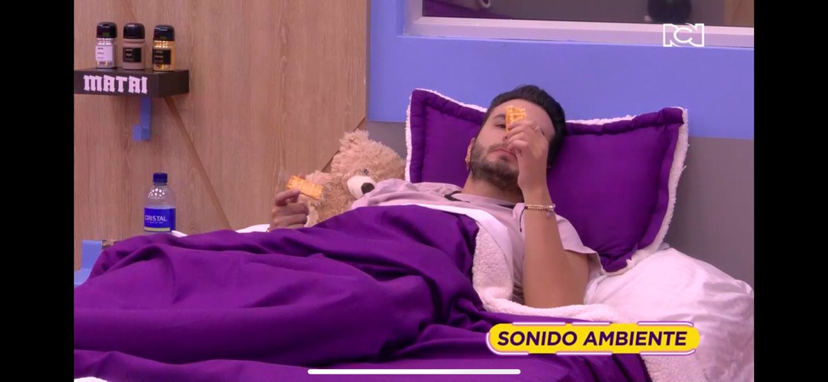 actv95's tweet photo. Salió corriendo a acostarse el mueble ese  #LaCasaDeLosFamososCol https://t.co/lLRGpkY0kT