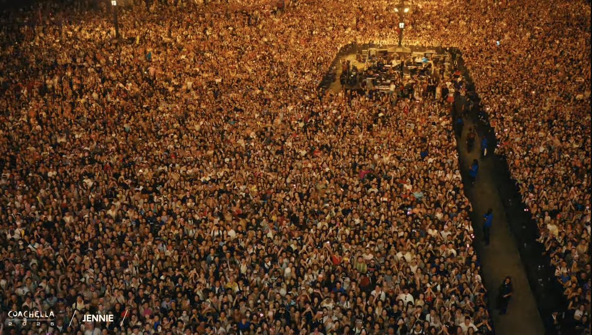 NEWSJENNlE's tweet photo. THE CROWD CHANTING HER NAME IM GOING TO CRY IT IS INSANE

ROCK WITH JENNIE COACHELLA
#JENCHELLA #JENCHELLA2025 https://t.co/D6vDsHr6uc