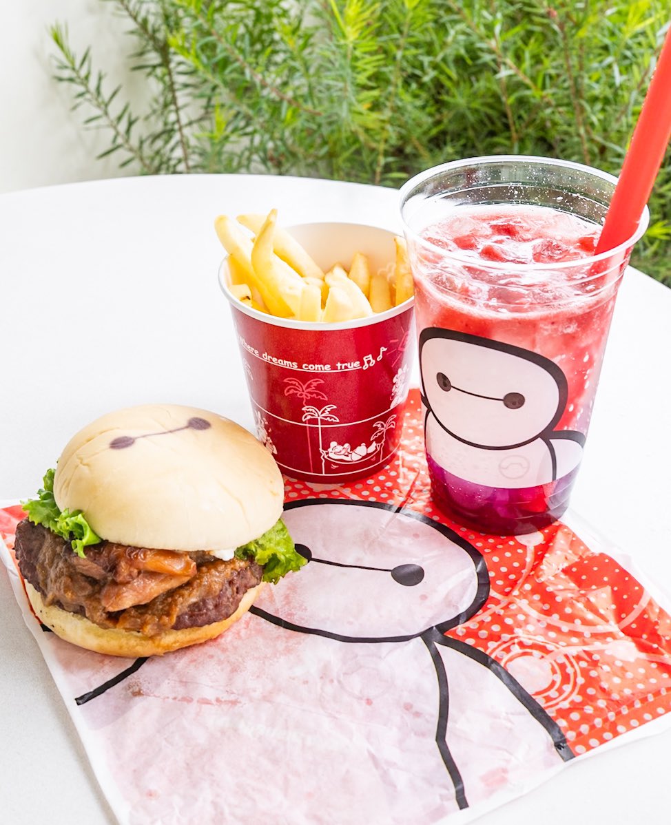 ベイマックス・バーガー（ミートパティ、テリヤキチキン、オニオンマヨネーズフィリング）！ 東京ディズニーランド 「トゥモローランド・テラス」 新作  おすすめバーガーセット提供中☆, image size:974x1198