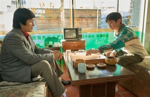 kvibe_yonhap's tweet photo. 'The Match' tops box office for 3rd straight weekend

https://t.co/748ozbqpMq

#승부 #박스오피스 #3주 #이병헌 #TheMatch #boxoffice #top #3rdWeek #LeeByungHun @Festival_Cannes @CGV_KOREA @lotte_ent @MEGABOXon @megabox_plusm https://t.co/60GIjh13MH