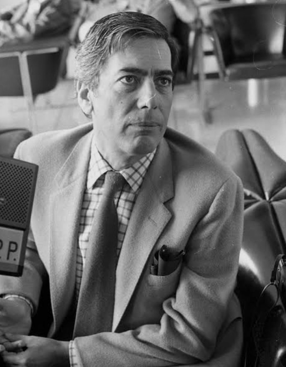 CarlaEUrenaA's tweet photo. Siempre me llamó la atención que muchos consideran a Vargas Llosa un pituko (“fifí” para los últimos lamentables estereotipos comunes) privilegiado.

Vargas Llosa nació en una familia de clase media de Arequipa (no era limeño). Vivió en Piura, y cuando por fin vivió en Lima, lo hizo en El Callao (sus tíos y primos eran quienes vivían en el barrio elegante de Miraflores).

Estuvo internado en un colegio militar. Estudió en la San Marcos -una Universidad pública, el equivalente a la UNAM en México- y siempre debió todo a su inteligencia y claridad de pensamiento y palabra.

Vargas Llosa no era ni de izquierda ni de derecha: ERA UN LIBERAL. Y llegó a serlo por experiencia, después de transitar desde el social comunismo a la democracia cristiana y otros, entre las que llegó a sus PROPIAS conclusiones -siempre tuvo el valor de pensar por sí mismo, algo que seguramente muchos de sus detractores no han hecho jamás-.

No traten de encasillar a Vargas Llosa: fue un hombre tan vasto y complejo como el valor con el que vivió la vida y las decisiones que tomó  consciente de su mortalidad. Disfrutó todo, encaró todo y amó al Perú -por favor, trae al Perú en todos sus rasgos- y a la libertad y la democracia con la pasión de un hombre tan intenso como él lo fue.

Nos quedan pocos hombres y mujeres como él; cada vez, menos. Ojalá que no dejemos morir la antorcha que han cuidado por tanto tiempo.

#DEPVargasLlosa 🇵🇪🌎
