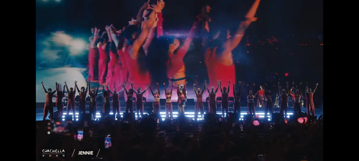 UpdateKGirls's tweet photo. 🚨ACABOU! JENNIE encerrou seu show na primeira semana do Coachella.

Ela não apresentou "SOLO", "You &amp; Me" e "One Of The Girls". Sentiram falta de alguma? #JENCHELLA https://t.co/vfxJGQzxWT