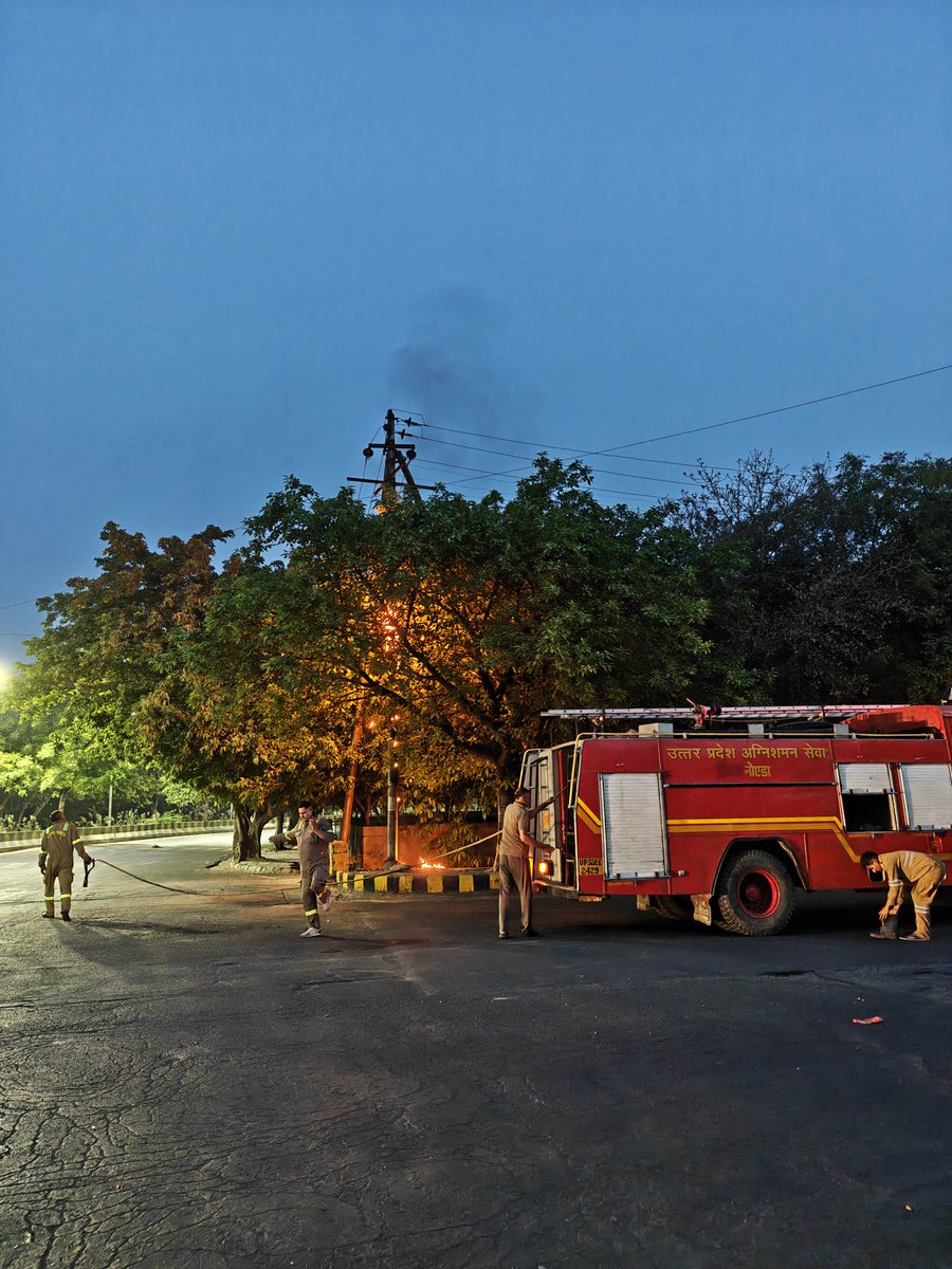 krisbis1963's tweet image. @CeoNoida 
Wish to compliment Fire department, Noida for their prompt action in putting out a fire on a tree adjacent to an electric pole ,near cross road sector 46 &amp;amp; sec 48 happened to there at 0530h 14,apr,att photos as a testimonial 
#ceoNoidaauthority