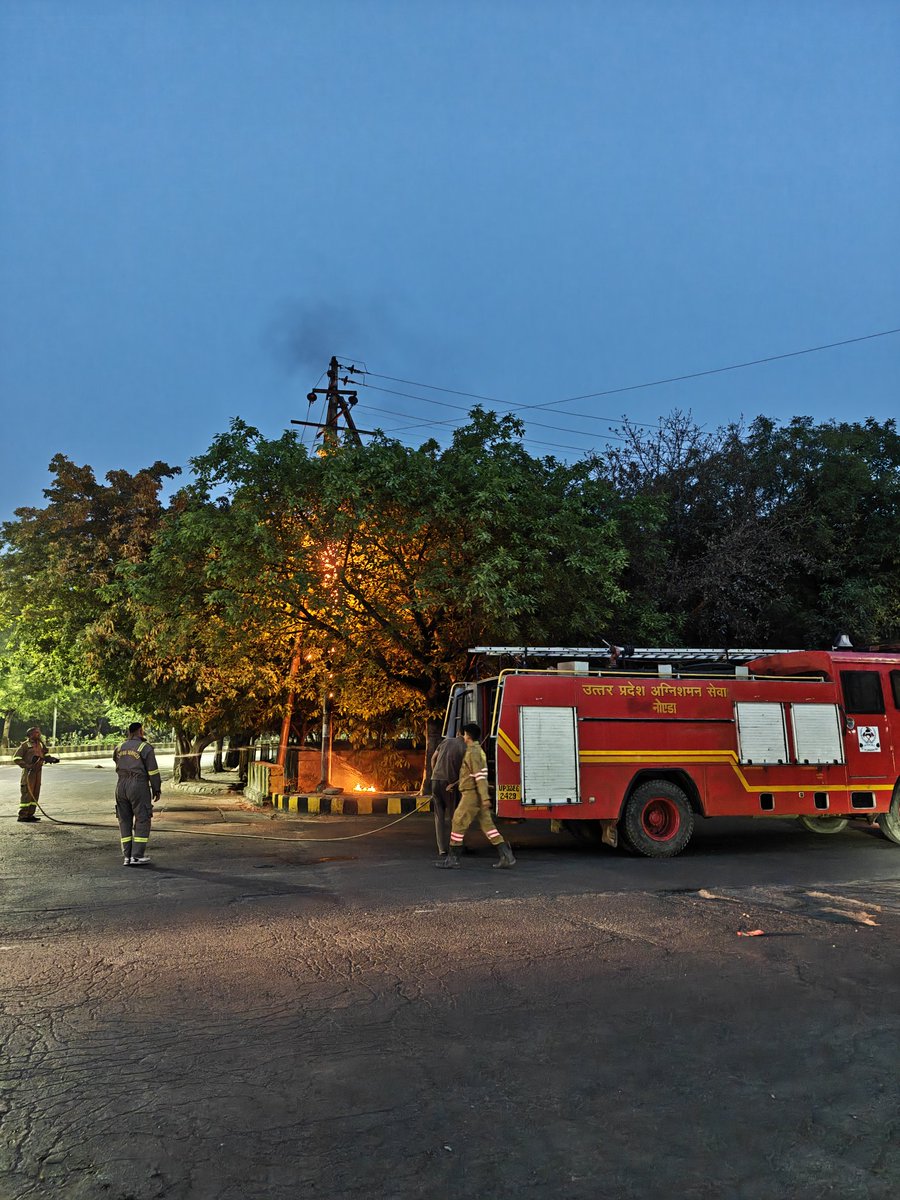krisbis1963's tweet image. @CeoNoida 
Wish to compliment Fire department, Noida for their prompt action in putting out a fire on a tree adjacent to an electric pole ,near cross road sector 46 &amp;amp; sec 48 happened to there at 0530h 14,apr,att photos as a testimonial 
#ceoNoidaauthority