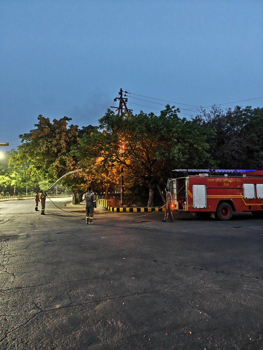 krisbis1963's tweet image. @CeoNoida 
Wish to compliment Fire department, Noida for their prompt action in putting out a fire on a tree adjacent to an electric pole ,near cross road sector 46 &amp;amp; sec 48 happened to there at 0530h 14,apr,att photos as a testimonial 
#ceoNoidaauthority