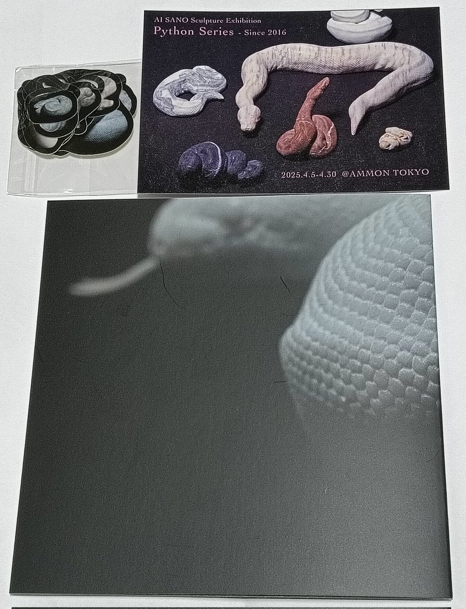 AQUA_SiON's tweet photo. 個展の戦利品〜♪☺
Python Series の作品集とフレークシールセット!
この作品集を待ってました〜♪
No.50までなので、今回展示されている作品には未掲載の物もあるので、個展で実物を拝見しておくのがオススメですね!🐍✨
シール貼っちゃうのモッタイナイ…👻 ←
#佐野藍
#PythonSeries https://t.co/zT251fN6yN