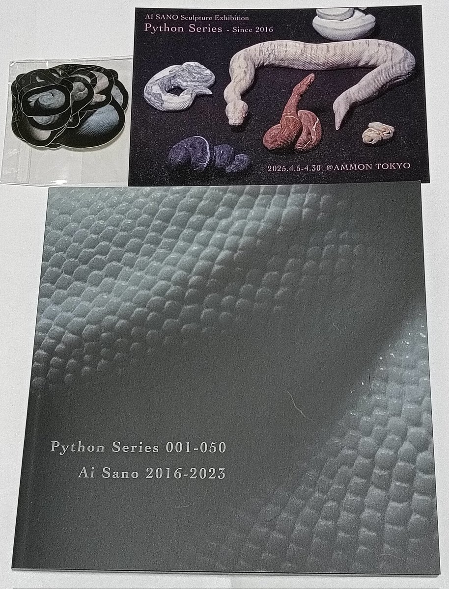 AQUA_SiON's tweet photo. 個展の戦利品〜♪☺
Python Series の作品集とフレークシールセット!
この作品集を待ってました〜♪
No.50までなので、今回展示されている作品には未掲載の物もあるので、個展で実物を拝見しておくのがオススメですね!🐍✨
シール貼っちゃうのモッタイナイ…👻 ←
#佐野藍
#PythonSeries https://t.co/zT251fN6yN