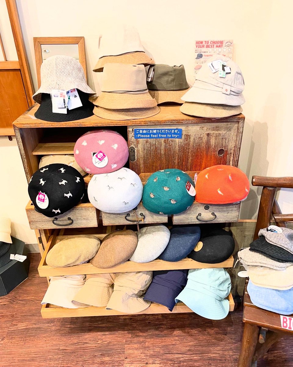 hareto_hat's tweet photo. 店内春夏物揃ってまいりました！
当店得意のビビットなカラーをさりげなく取り入れたアイテムが今期は多いです。
是非店内ご覧になってくださいませ！

#帽子  #ハット #キャップ #ベレー #浅草 #浅草寺 #スカイツリー #合羽橋 #hat #cap #beret #asakusa #sensouji #skytree #kitchentown #hatshop https://t.co/QjxfYi8E6a