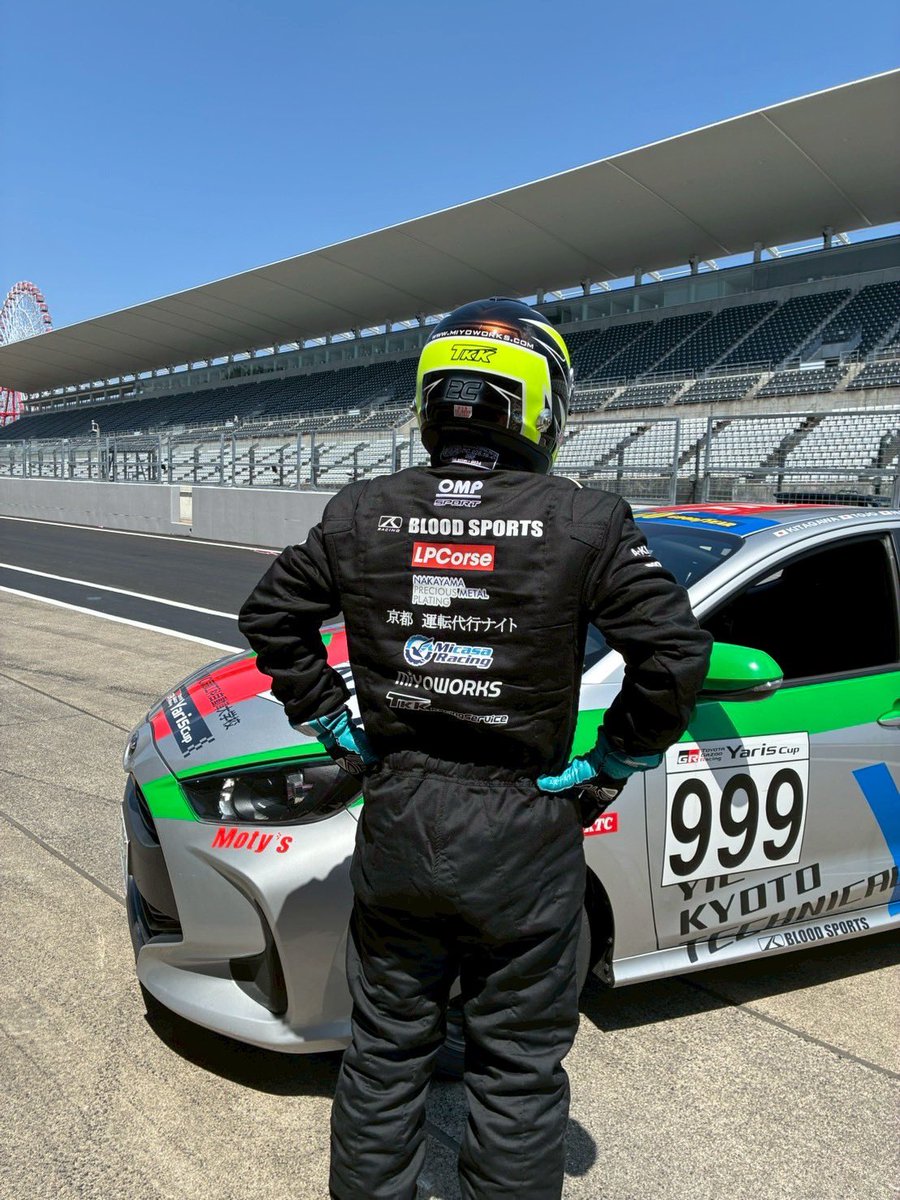 LPC198's tweet photo. 本日 2C @2C32180789 は鈴鹿本コースでトレーニング中です🦾
そして! ついに! 今季のヘルメット&スーツが仕上がりました!
スポンサーさん入ると、単色スーツでも映えますねぇ〜
#KTG
#BLOODSPORT
#YIC
#SRFactory
#monocolle
#YarisCup https://t.co/vgG6jyJyfW